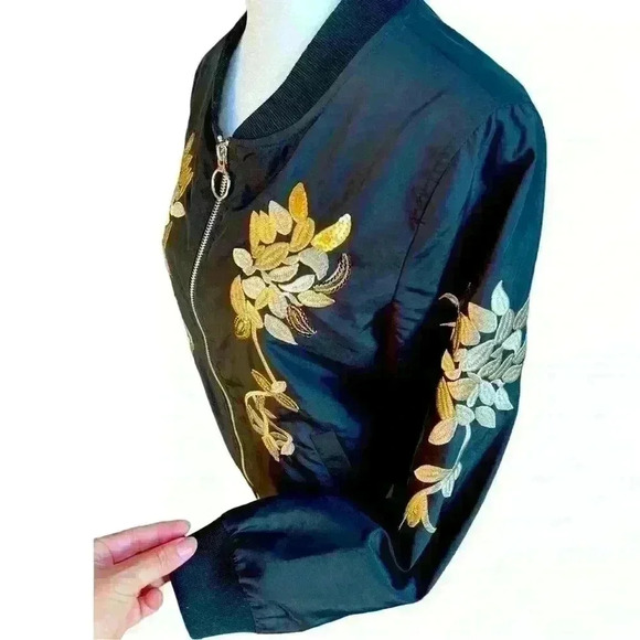 Black bomber jacket with gold embroidery & sequin floral motif Molly Bracken - Picture 3 of 9